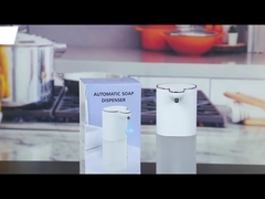 منظف اليدين على حائط الحمام في الفندق